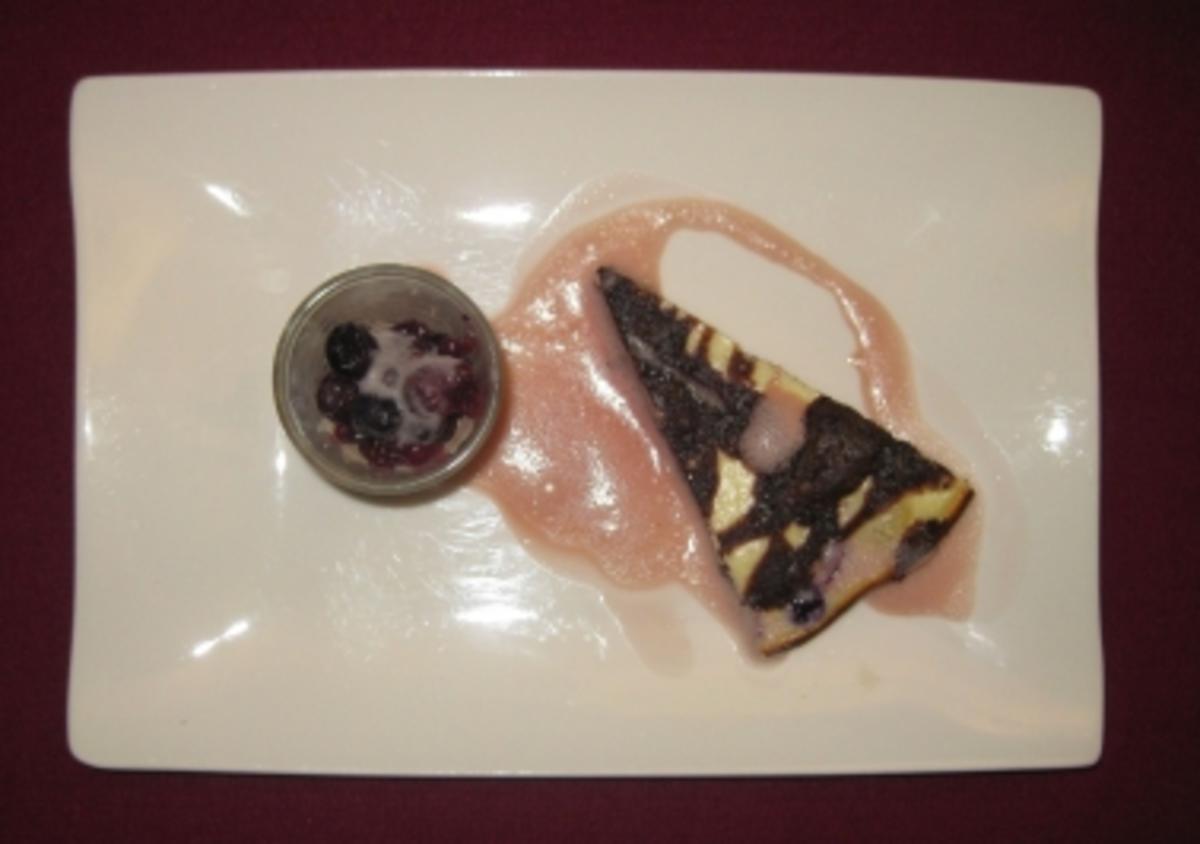 Blaubeer-Käsekuchen-Brownie mit Zabaione und beschwipsten Beeren - Rezept