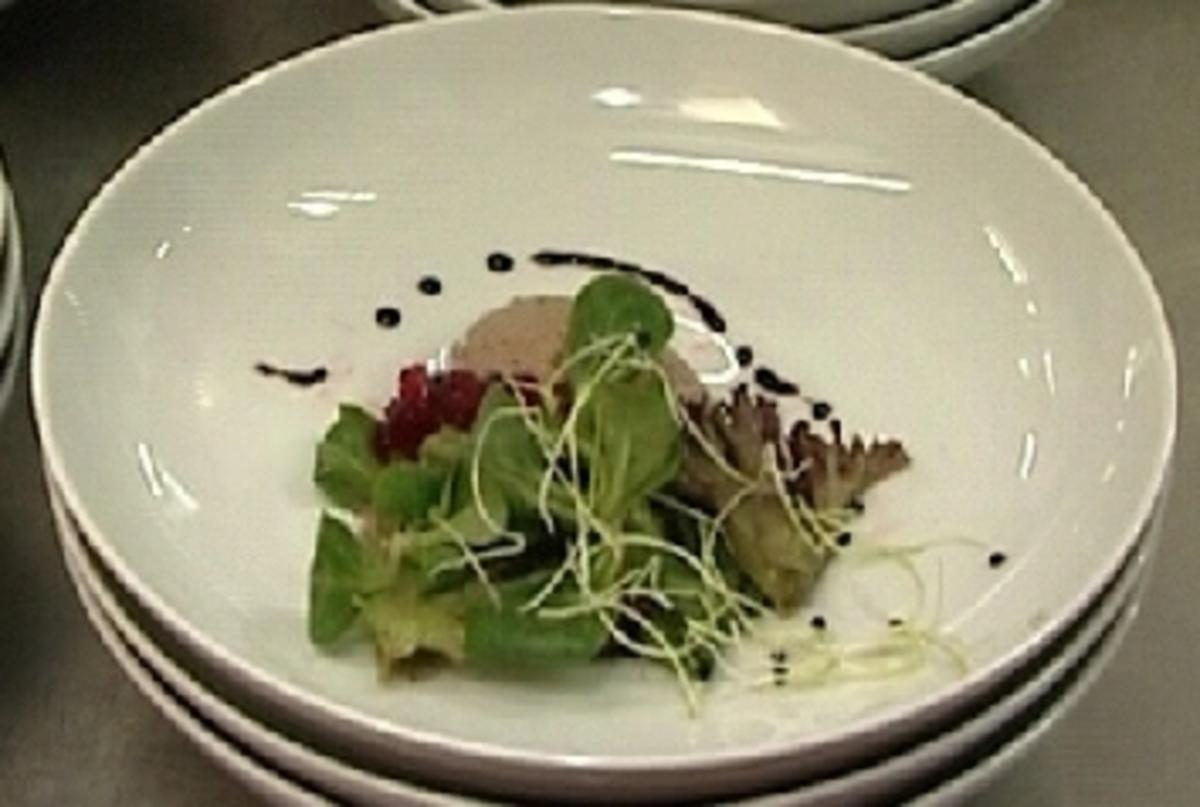 Gänselebermousse mit Himbeeraspik an Rapunzelsalat - Rezept - Bild Nr. 9