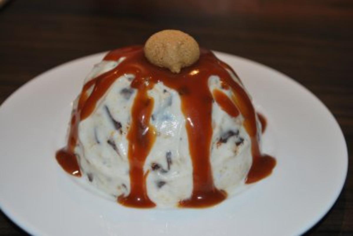 Quark-Amarettini-Mousse mit Karamellsauce - Rezept