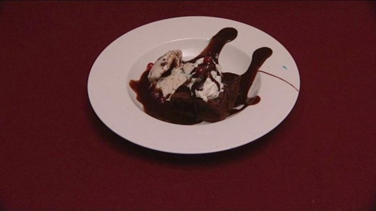 Fudge-Brownie mit Eis, Schlagsahne und diversen Sirups - Rezept