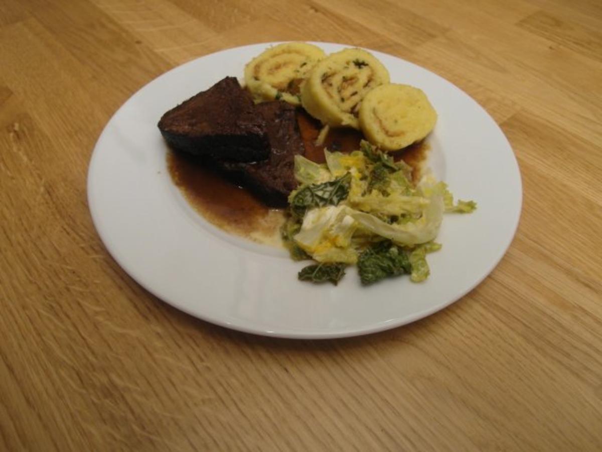 Sauerbraten in Rotweinsoße mit Reibekuchen, dazu Orangenwirsing und Wickelklöße - Rezept