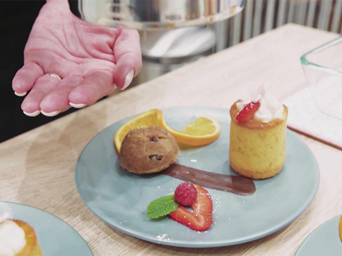 Orangen-Kuchen mit Erdbeeren und Helva mit Walnüssen - Rezept - Bild Nr. 5823