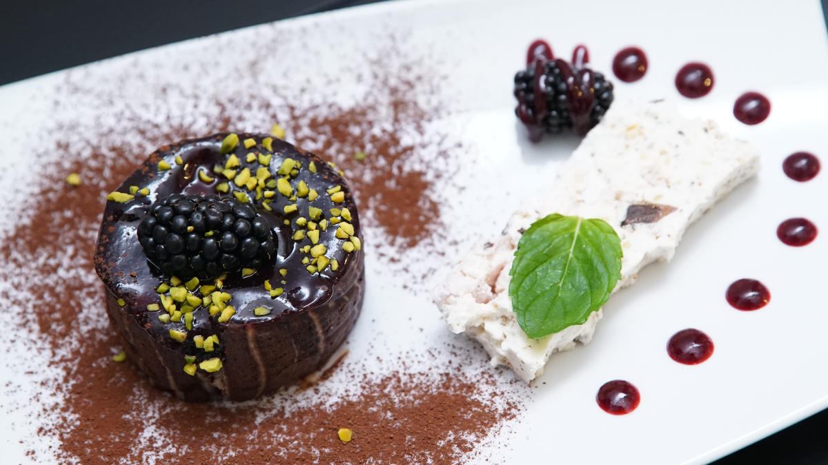 Brombeer-Biskuit-Mousse-Törtchen, Grillage und Brombeersoße - Rezept - Bild Nr. 14957