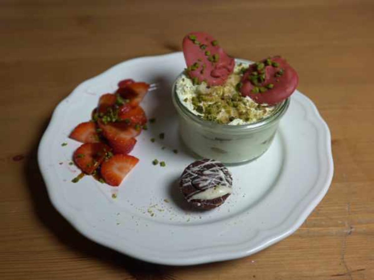 Pistazientiramisu mit Schoko-Chili Praline und Erdbeerencarpaccio - Rezept - Bild Nr. 2
